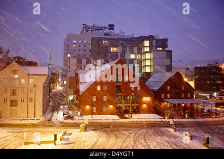 En voyant le port quai bryggen Tromso par une froide nuit d'hiver neigeux troms Norvège europe Banque D'Images