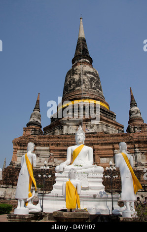 La Thaïlande, Ayutthaya. Wat Phra Chao Phya-thaï. En forme de cloche traditionnelle thaïlandaise aka temple Chedi ou Stupa avec des statues de Bouddha. L'UNESCO Banque D'Images