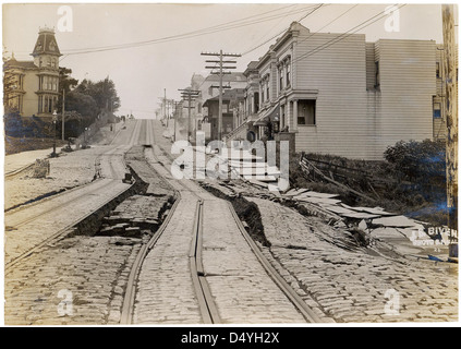 Cette photographie de 1906 montre la ligne de voitures Union Street à San Francisco, prise après le tremblement de terre dévastateur de la ville, illustrant les dommages causés aux infrastructures de transport public. Banque D'Images