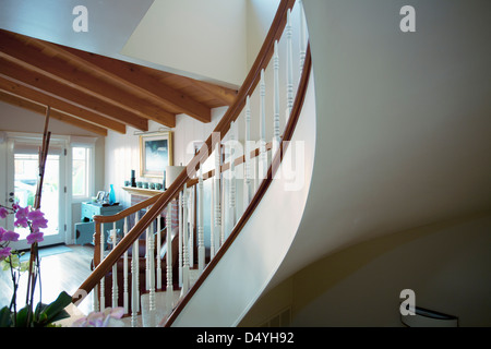 Escalier incurvé dans home, Laguna Beach, Californie, USA Banque D'Images