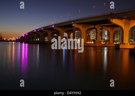 Ville de Miami Downtown Macarthur Causeway Photo de nuit après le coucher du soleil Route Pont Lumières Skyline Banque D'Images