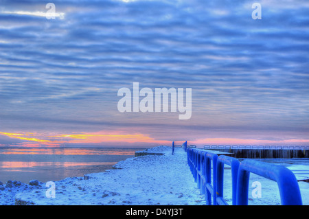 La fin de la Terre. Jetée de Port Sanilac au coeur de l'hiver. Port Sanilac, au Michigan. Banque D'Images