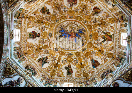Dôme de la Chapelle du Rosaire, Santo Domingo, Oaxaca, Mexique : Vierge à l'enfant sur trône de pieuses moniales et moines. Banque D'Images