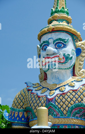 La Thaïlande, Ko Samui (aka Koh Samui). Temple Wat Plai Laem, temple bouddhiste. Créature mythologique gardant temple. Banque D'Images