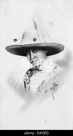Ce portrait de 1911 montre Bess Wallace, future première dame des États-Unis, portant un chapeau flamboyant orné d'épingles à chapeau. L'image, conservée à la bibliothèque Harry S. Truman, capture sa mode et son style au début du XXe siècle. Banque D'Images