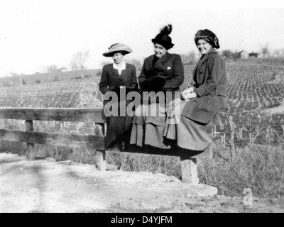 Photographie de Bess Wallace et d'autres assis sur une clôture de ferme, ca. 1912 Banque D'Images