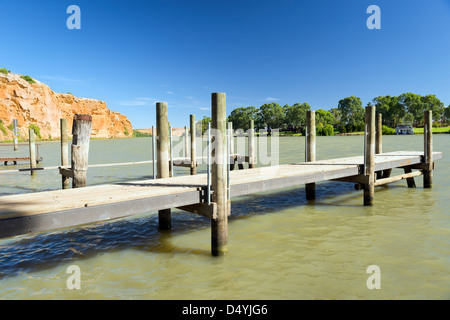 Jetée en bois le long du fleuve Murray, dans le sud de l'Australie Banque D'Images