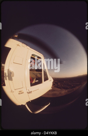 Cette photographie montre un hélicoptère Bell UH-1 Iroquois, communément appelé le « Huey », en service au centre national de recherche environnementale de l'EPA à Las Vegas en mai 1972, utilisé pour la surveillance et la recherche environnementales. Banque D'Images