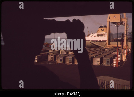 Photographie d'octobre 1973 montrant le déchargement d'un paquebot Matson à Honolulu Pier. L'image capture les activités portuaires animées dans le cadre du projet DOCUMERICA, documentant les opérations de transport maritime commercial. Banque D'Images