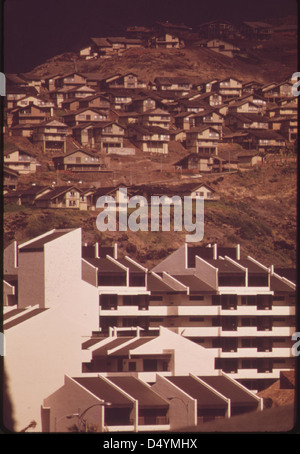 Hawaii Kai, situé à l'est du centre-ville d'Honolulu, est représenté comme une zone en développement rapide construite à la fois sur un terrain marécageux et à flanc de colline. Cette photographie de 1973 capture les premières étapes de sa croissance. Banque D'Images