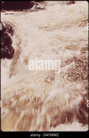La fourche sud du Rio Grande, située près du col de Wolf Creek, est représentée sur cette photographie DOCUMERICA de mai 1972. L'image illustre le débit naturel de la rivière et le paysage environnant, mettant l'accent sur l'importance environnementale de la région. Banque D'Images