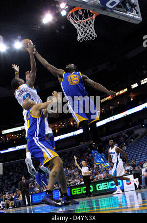 18 mars 2013 - La Nouvelle Orléans, Louisiane, États-Unis d'Amérique - le 18 mars 2013 : Golden State Warriors petit ailier Draymond Green (23) bloque un tir de New Orleans Hornets petit ailier Lance Thomas (42) au cours de la NBA basketball match entre les New Orleans Hornets et les Golden State Warriors au New Orleans Arena à New Orleans, LA. Banque D'Images