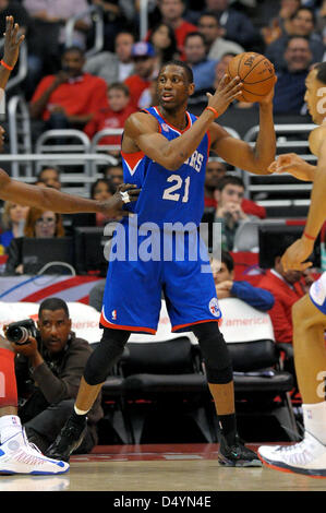 20 mars 2013 - Los Angeles, Californie, États-Unis - 20 mars 2013 : Los Angeles, CA. Philadelphia 76ers petit ailier Thaddeus Young (21) a l'air d'adopter au cours de la NBA match entre les Los Angeles Clippers et les Philadelphia 76ers au Staples Center de Los Angeles, CA. David Hood/CSM. Banque D'Images
