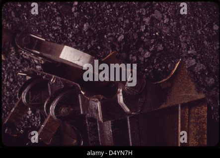 Photographie de juin 1973 montrant la mine à ciel ouvert de la Peabody Coal Company au sud de Colstrip, Montana. L'image met en évidence les opérations minières et l'impact environnemental de l'industrie. Banque D'Images