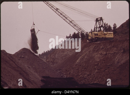 Cette photographie de 1973 de Boyd Norton montre la mine à ciel ouvert de la Peabody Coal Company au sud de Colstrip, Montana, documentant l'impact environnemental de l'extraction de charbon pendant le projet DOCUMERICA. Banque D'Images