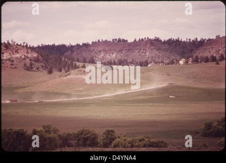 Des camions de construction sont vus sur un site de chemin de fer dans le bassin de Sarpy en juin 1973, où la ligne de chemin de fer transportera du charbon de Westmoreland Coal Company, qui fait partie du projet DOCUMERICA. Banque D'Images