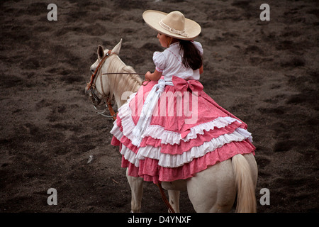 Une jeune femme rider ou amazona est assis sur son cheval avant la compétition dans un Escaramuza à Mexico, Banque D'Images