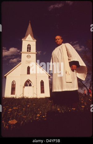 Une photographie de mai 1973 montrant le révérend David T. Ernst debout devant l'église luthérienne Immanuel à Plymouth. L’église a 70 ans, et cette image fait partie du projet DOCUMERICA documentant les communautés américaines. Banque D'Images