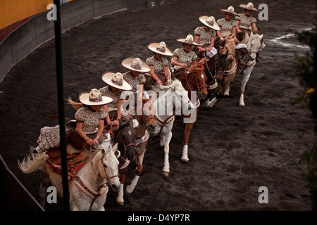 Les cavaliers ou amazonas ride leurs chevaux dans une compétition Escaramuza Banque D'Images