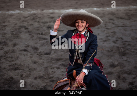 Une femelle rider ou amazona est assis sur son cheval avant la compétition dans un Escaramuza à Mexico Banque D'Images