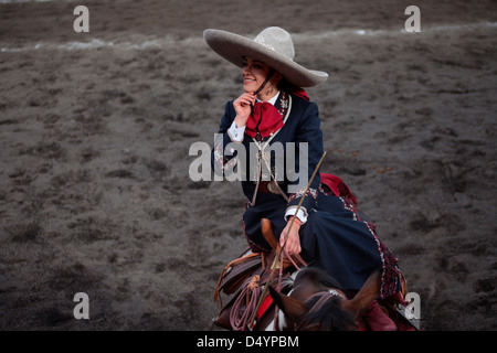 Une femelle rider ou amazona est assis sur son cheval avant la compétition dans un Escaramuza à Mexico, Banque D'Images
