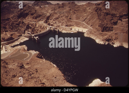 Le barrage Parker, situé sur le fleuve Colorado, crée le lac Havasu. Le barrage, photographié en mai 1972, sert de structure critique de contrôle de l'eau et de production d'électricité dans la région, contribuant à la gestion de l'eau et à la production d'énergie. Banque D'Images