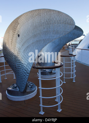 La manchette' ou 'pièces hélices sur phare de la Cunard Liner, Queen Mary 2 Banque D'Images