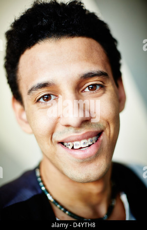 Close-up image of a smiling young man with braces Banque D'Images