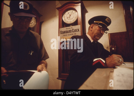 L'ingénieur du train, a quitté et le conducteur s'est enregistrer à la gare de Dodge City, Kansas, avant d'embarquer dans la Amtrak's Southwest Limited qui circule entre Los Angeles, Californie, et Chicago, le 1974 juin Banque D'Images