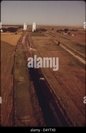 Cette photographie aérienne de juin 1974 montre le Southwest Limited (train #3) voyageant entre Dodge City et Garden City, au Kansas, le long de la U.S. Highway 50. L'image offre une perspective unique sur le système de transport du Midwest américain. Banque D'Images