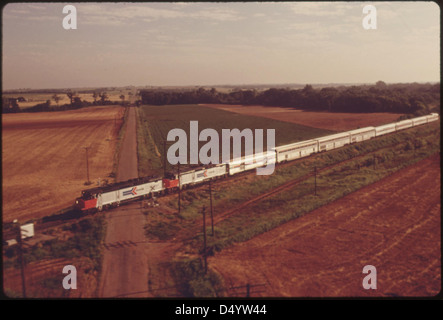 Une photographie de juin 1974 montrant le train Lone Star #15 voyageant entre Guthrie et Norman, Oklahoma, sur sa route de Chicago à Houston, Texas. La vue aérienne capture le train qui traverse des paysages ruraux. Banque D'Images