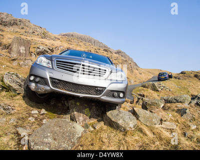 Une voiture s'est écrasé sur Hardknott Passer une des routes plus marquée au Royaume-Uni, Lake District. Banque D'Images