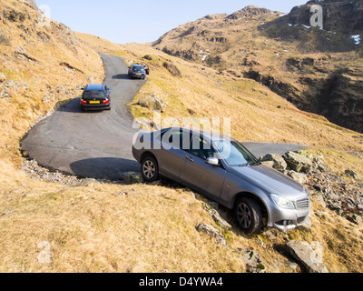 Une voiture s'est écrasé sur Hardknott Passer une des routes plus marquée au Royaume-Uni, Lake District. Banque D'Images
