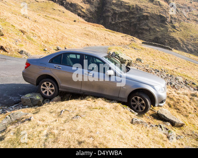 Une voiture s'est écrasé sur Hardknott Passer une des routes plus marquée au Royaume-Uni, Lake District. Banque D'Images