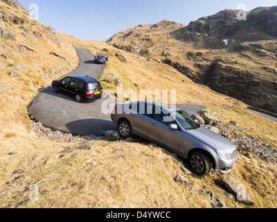 Une voiture s'est écrasé sur Hardknott Passer une des routes plus marquée au Royaume-Uni, Lake District. Banque D'Images