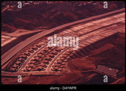 Une photographie de juin 1975 montrant une vue aérienne d'un nouveau développement de logements, capturant l'expansion des zones suburbaines au cours des années 1970 Banque D'Images