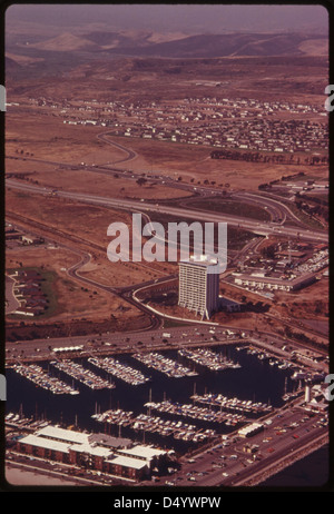 Une photographie aérienne de juin 1975 montrant le développement d'une marina à un emplacement au bord de l'océan. Cette image, qui fait partie du projet DOCUMERICA, documente la croissance des infrastructures récréatives dans les zones côtières. Banque D'Images