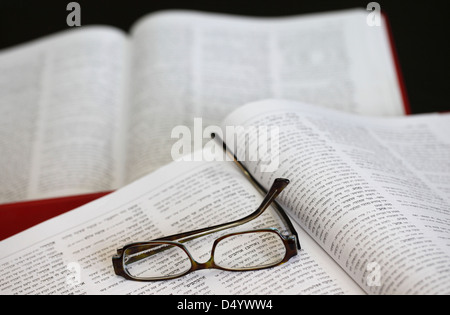 Un dictionnaire hébreu à ouvrir le mot 'Amour', vu à travers des lunettes Banque D'Images