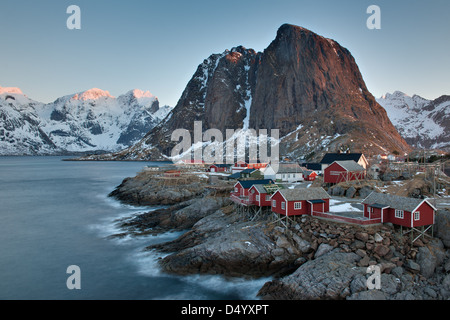 Village de pêcheurs à distance de Hamnøy, Lofoten, Nordland, Norvège, Europe Banque D'Images