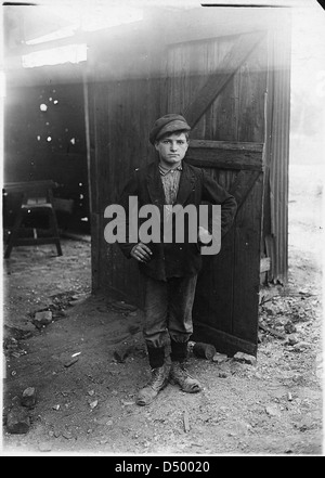 Un garçon Glass Works en attente pour le quart de nuit. L'Indiana, Août 1908 Banque D'Images