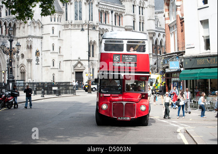 London Bus Routemaster traditionnels, la route 15 au Aldwych, près de la Royal Courts of Justice, Londres Banque D'Images