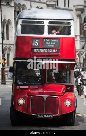 London Bus Routemaster traditionnels, la route 15, à l'Aldwych, près de la Royal Courts of Justice, Londres Banque D'Images