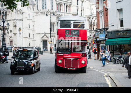 London Bus Routemaster traditionnels, la route 15 au Aldwych, près de la Royal Courts of Justice, Londres Banque D'Images