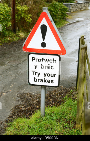 Affiche bilingue en gallois et en anglais des pilotes d'avertissement d'essayer vos freins après une rivière à gué, Llanrhystud, au Pays de Galles Banque D'Images