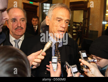20 mars 2013 - Moscou, Russie - le ministre des Finances chypriote Michalis Sarris visites Moscou pour parvenir à un accord sur les moyens d'aider ce pays à sortir de la crise...sur la photo : March 20,2013.MOSCOU,RUSSIE. Chypre est le ministre des Finances, Michalis Sarris donnant ses commentaires juste après sa rencontre avec le Ministre russe des Finances. (Crédit Image : © La Société Vasenin ZUMAPRESS.com)/PhotoXpress/ Banque D'Images