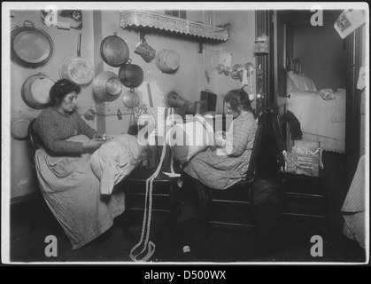 Mme Palontona et fille de 13 ans, travaillant sur des dentelles en cuisine sale de leur immeuble accueil, Décembre 1911 Banque D'Images