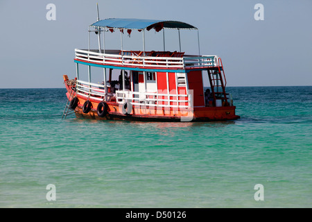 Bateau à la dérive dans la mer transparente. Thaïlande Banque D'Images