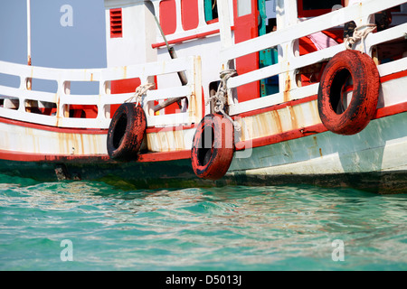 Bateau à la dérive dans la mer transparente. Thaïlande Banque D'Images