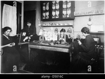 Fabrication dans la cuisine, cheveux, les puffs et les interrupteurs en partie faits étaient autour du sol. C'est le domicile d'un entrepreneur, 1912 Banque D'Images