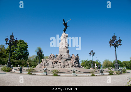 Une statue en bronze d'un ange tenant une croix orthodoxe sur le Mémorial de Russalka face à la mer Baltique à Tallinn, Estonie Banque D'Images